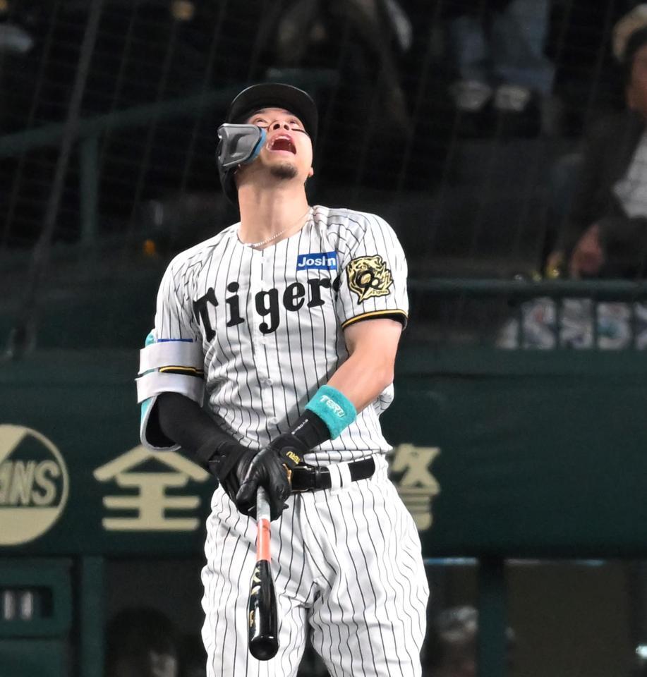 　６回、三邪飛に倒れる佐藤輝（撮影・飯室逸平）