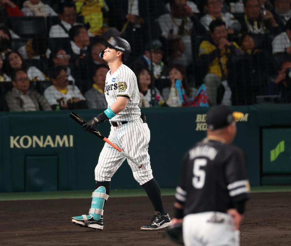 　６回、三邪飛に倒れた佐藤輝（撮影・金田祐二）