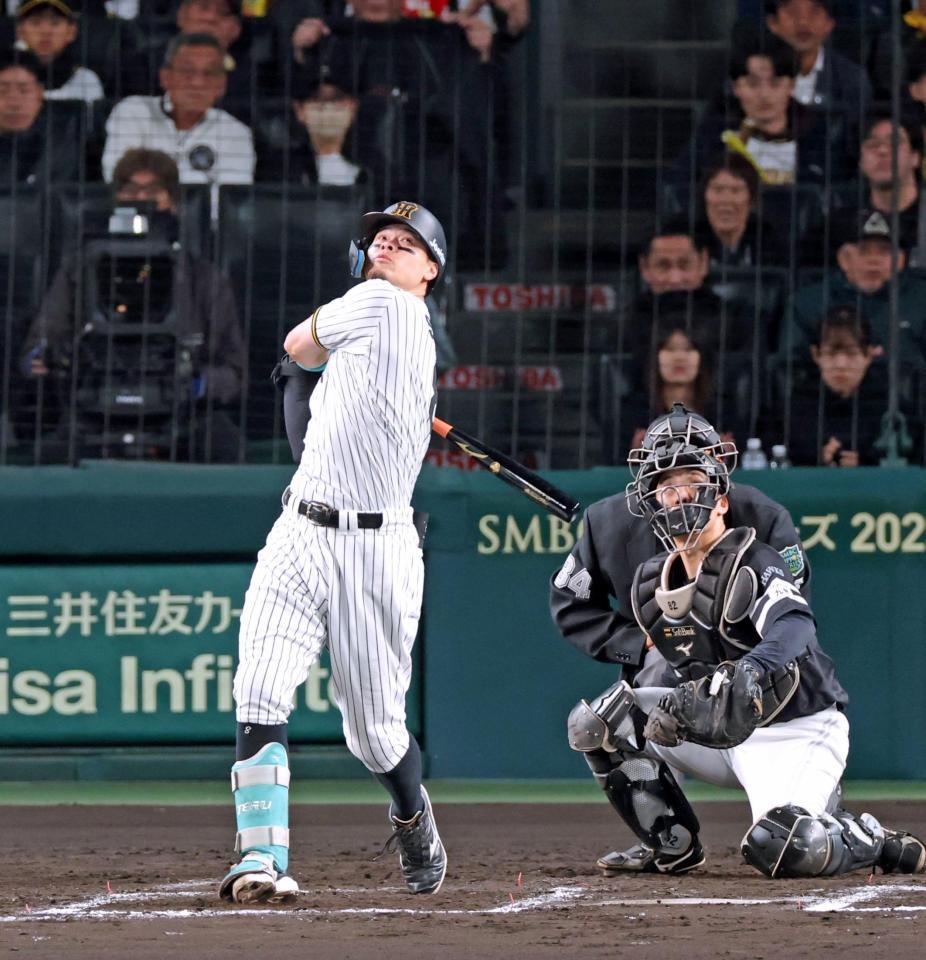 　６回、三邪飛に倒れる佐藤輝（撮影・立川洋一郎）