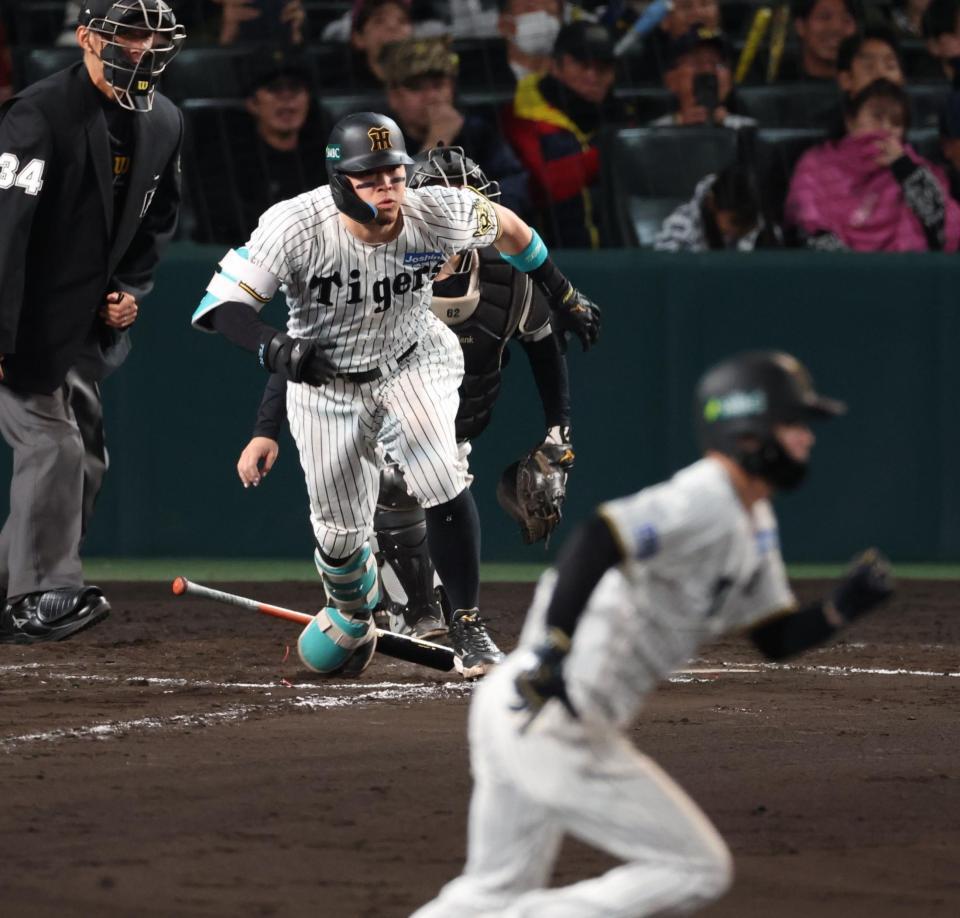 　８回、中前適時打を放つ佐藤輝（撮影・金田祐二）