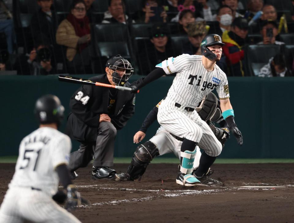 　８回、中前適時打を放つ佐藤輝（撮影・金田祐二）