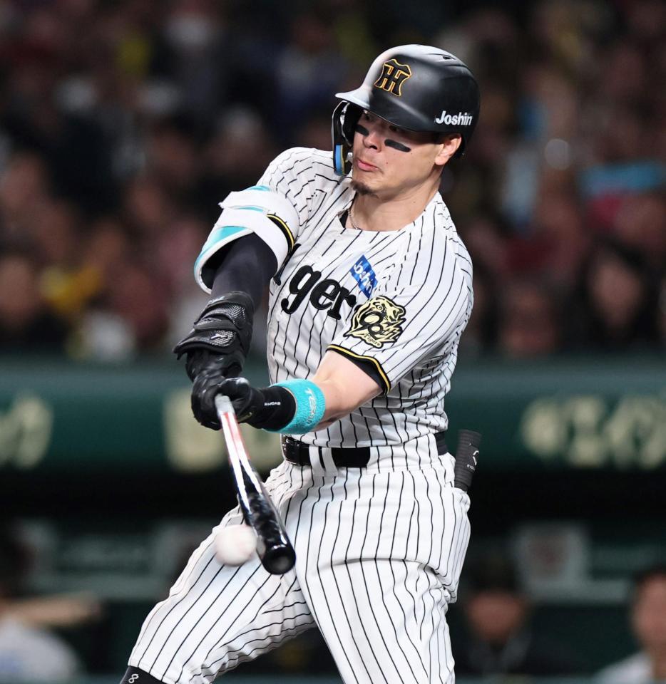 　８回、適時打を放つ佐藤輝（撮影・田中太一）