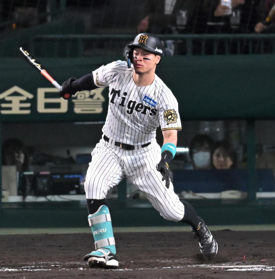 　８回、適時打を放つ佐藤輝（撮影・飯室逸平）