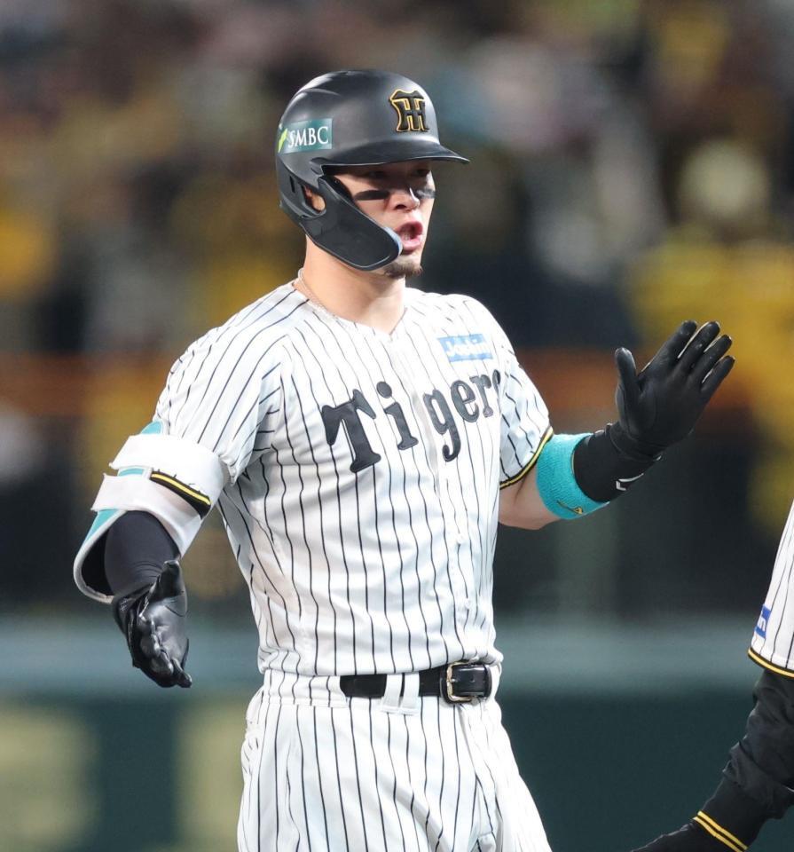 　８回、適時打を放ち、ベンチへ向かって手をたたく佐藤輝（撮影・西岡正）