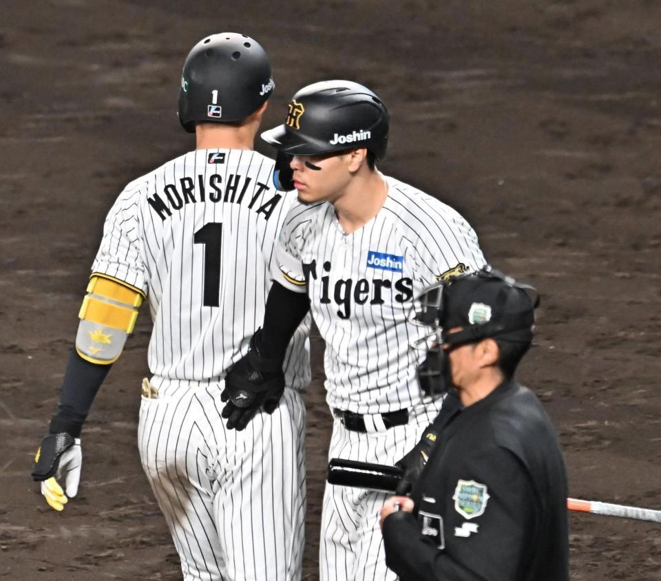 　８回、打席に入る佐藤輝。左は三振に倒れた森下（撮影・西田忠信）