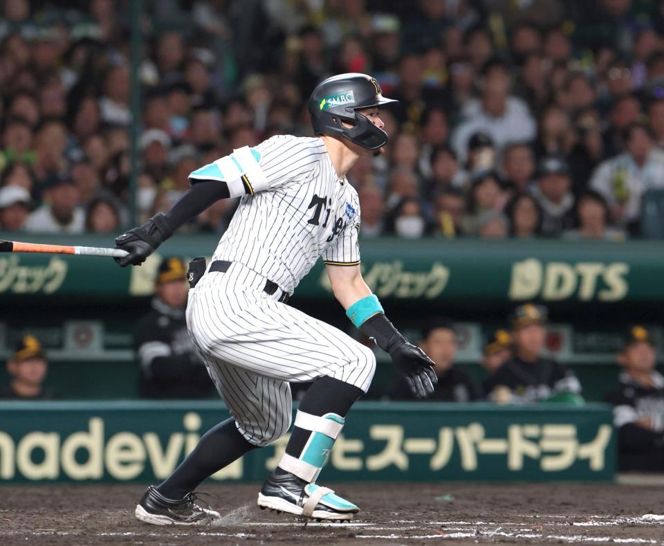 　８回、適時打を放つ佐藤輝（撮影・北村雅宏）