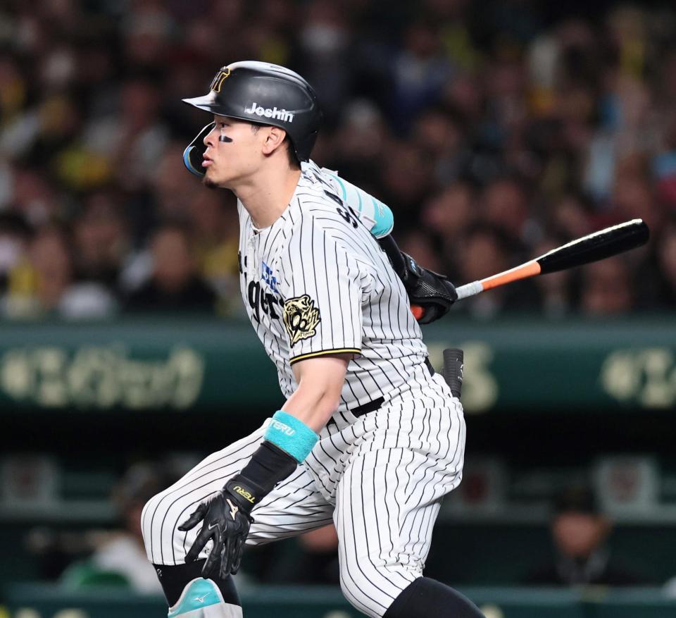 　８回、適時打を放つ佐藤輝（撮影・田中太一）