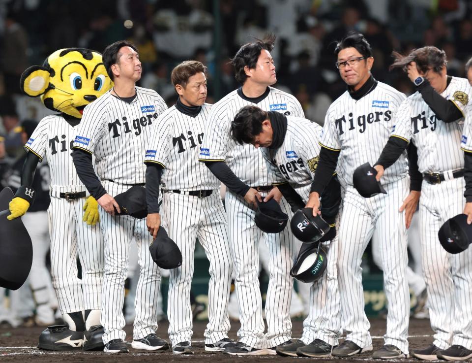 　ソフトバンクに連敗し、足早に引き揚げる藤川監督（撮影・北村雅宏）