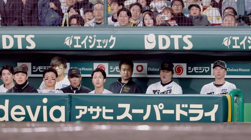 　９回、厳しい表情で試合を見つめる藤川監督（右端）ら阪神ベンチ