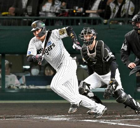 　２回、左前打を放つ大山（撮影・飯室逸平）