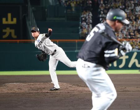 　４回、山川を三振に仕留める高橋（撮影・西岡正）