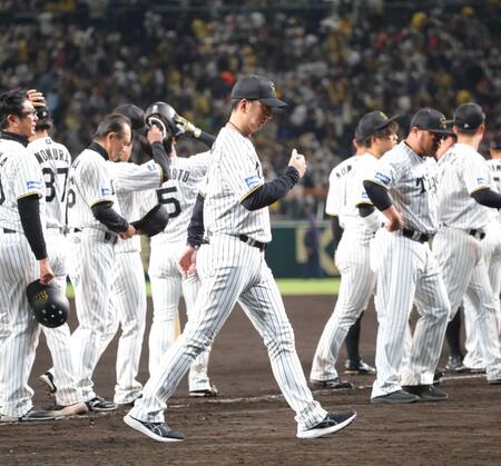 　ソフトバンクに敗れ、ベンチへ引き揚げる藤川監督（中央）＝撮影・西岡正