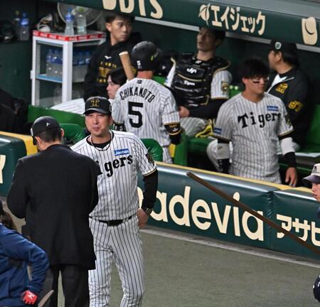 　７回を終え、選手交代を告げる藤川監督（撮影・西田忠信）