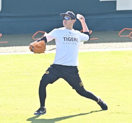 　キャッチボールで調整する大竹（撮影・西田忠信）