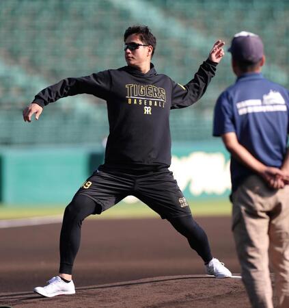 　マウンドの感触を確かめる大竹（撮影・北村雅宏）