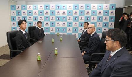 　平塚克洋スカウト（右上）、畑山俊二統括スカウト（同中）、東辰弥編成ディレクター（同下）から指名あいさつを受けた３位指名の筑波大・岡城快生（左）＝撮影・佐々木彰尚