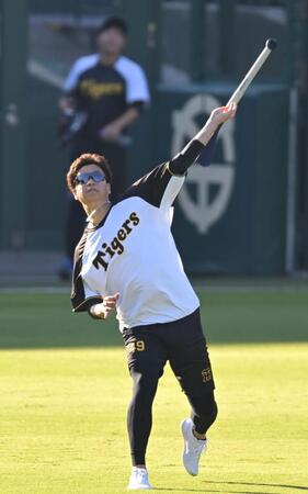 　登板へ向け調製する大竹（撮影・飯室逸平）