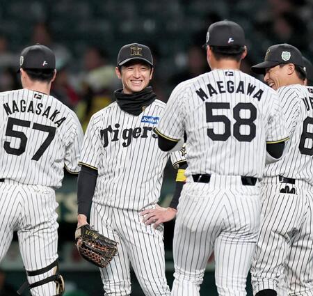 　シートノックを終え、笑顔を見せる近本（撮影・田中太一）