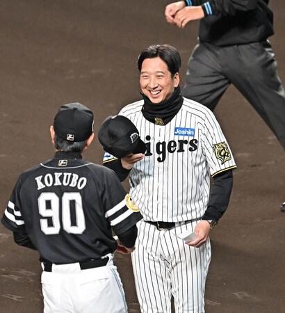 　メンバー表の交換時に笑顔を見せる藤川監督（撮影・西田忠信）