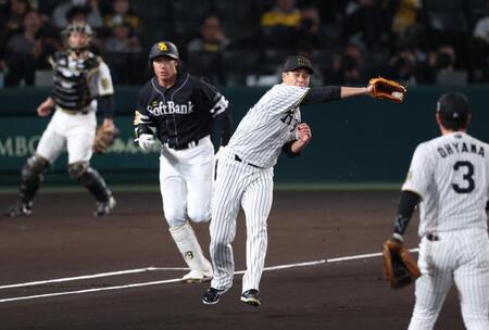 　１回、柳田を一ゴロにしとめる大竹（撮影・金田祐二）