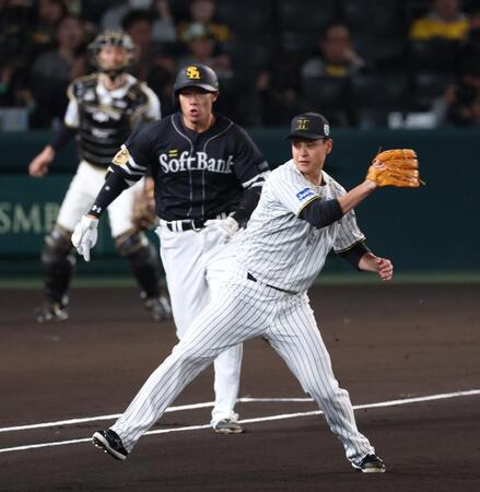 　１回、柳田を一ゴロにしとめる大竹（撮影・金田祐二）