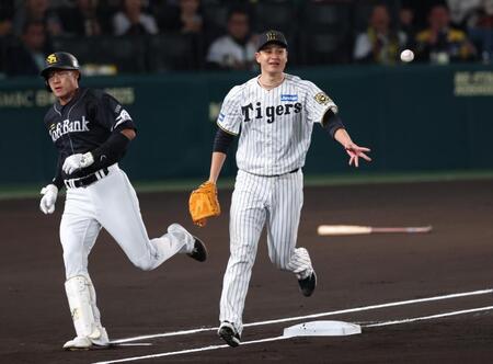 　１回、柳田を一ゴロにしとめる大竹（撮影・金田祐二）