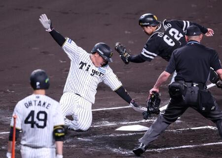 【写真】めっちゃ身軽 阪神・大山が体を揺らして激走 ひらりタッチかわして生還