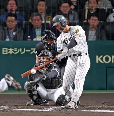 　２回、左前へ先制適時打を放つ坂本（撮影・立川洋一郎）