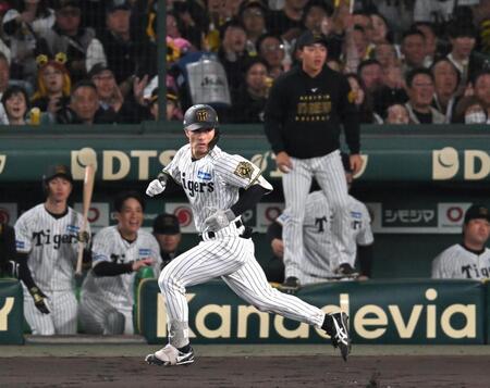 　２回、先制打を放ち一塁へ向かう坂本（撮影・飯室逸平）