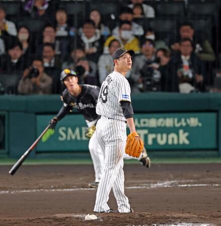 　４回、柳町をスローボールで中飛に打ち取る大竹（撮影・立川洋一郎）