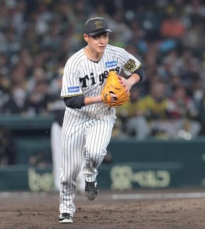 　４回、周東の放った一ゴロのベースカバーに走る大竹（撮影・北村雅宏）