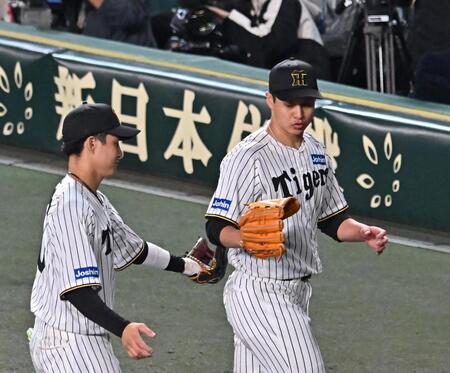 　３回を投げ終え、木浪（左）とタッチを交わす大竹（撮影・西田忠信）