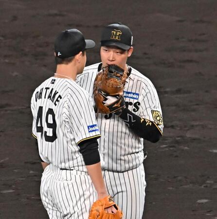 　５回、大竹（左）に声をかける大山（撮影・西田忠信）