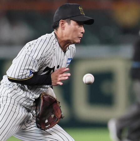 　５回、野村の強い打球を体で止める木浪（撮影・田中太一）