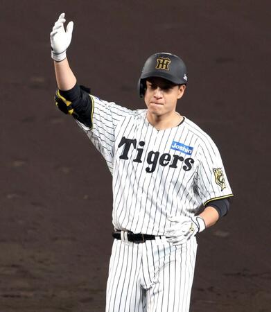 　５回、中前打を放ちベンチにポーズを送る大竹（撮影・山口登）