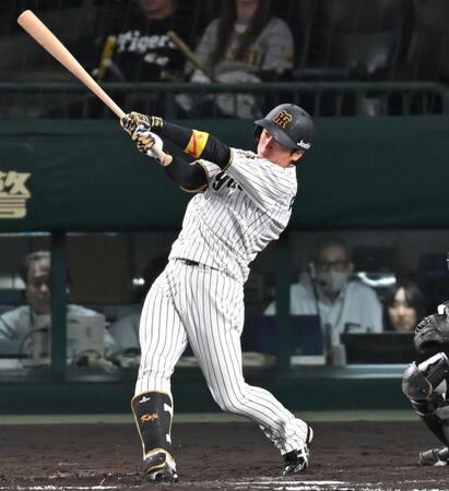 　５回、右前打を放つ近本（撮影・飯室逸平）