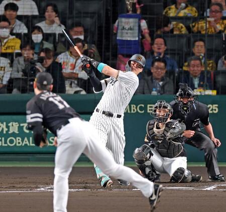 【写真】握った拳が主砲の思い 阪神・佐藤輝 止まらぬ5戦連続タイムリー