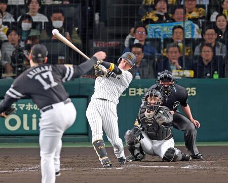 　５回、右前打を放つ近本（撮影・立川洋一郎）