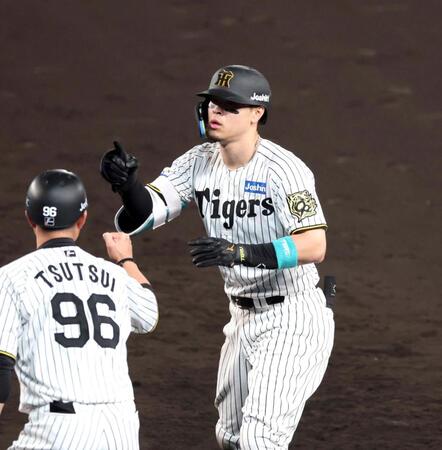 　５回、適時打を放ちベンチにポーズを送る佐藤輝（撮影・山口登）