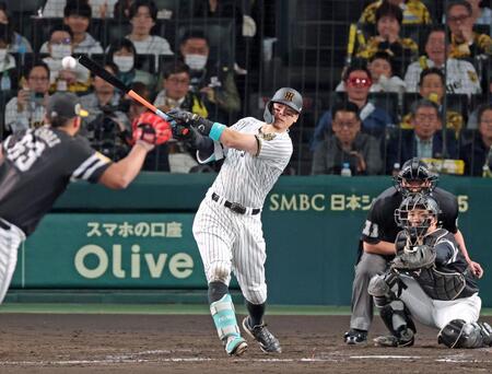 　５回、中前へ適時打を放つ佐藤輝（撮影・立川洋一郎）