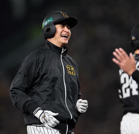 　５回、安打で出塁した大竹は木浪のバントがファウルとなり、苦笑い（撮影・田中太一）