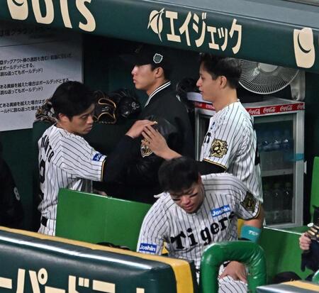 　２回を終え、先制打の坂本（左）とタッチを交わす大竹（撮影・西田忠信）