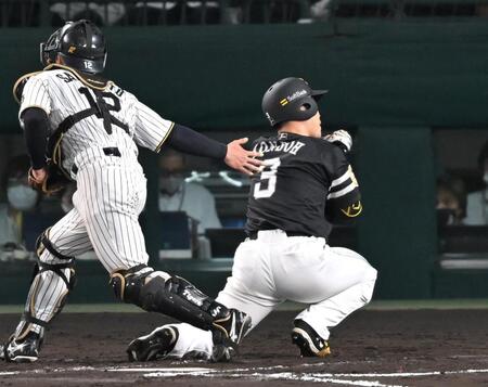 　７回、見逃し三振に倒れる近藤（撮影・飯室逸平）