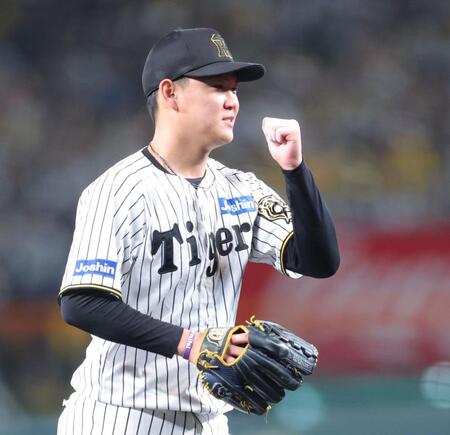 　７回、ピンチをしのぎ、ガッツポーズの及川（撮影・西岡正）