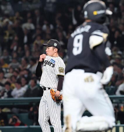 　８回、柳田に同点２ランを許す石井（撮影・田中太一）