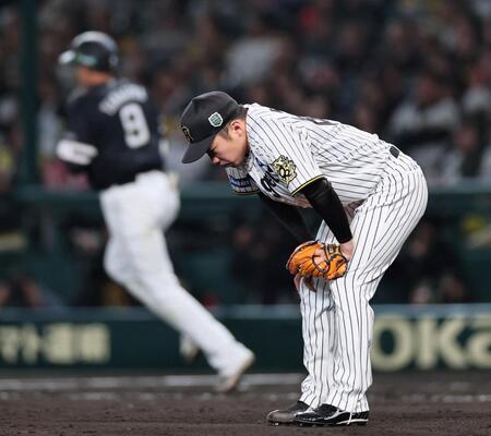　８回、柳田に同点２ランを許す石井（撮影・田中太一）