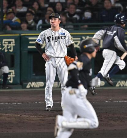 　８回、柳田に同点２ランを打たれ、ぼう然と立ちつくす石井（撮影・飯室逸平）