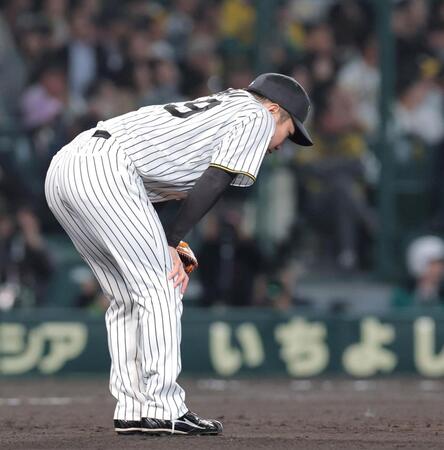 　８回、柳田に同点となる２ランを浴び、膝に手をやる石井（撮影・北村雅宏）