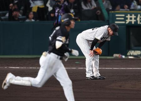 　８回、柳田に同点２ランを浴びる石井（撮影・金田祐二）