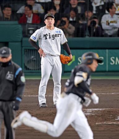 　８回、柳田に同点２ランを浴びる石井（撮影・立川洋一郎）